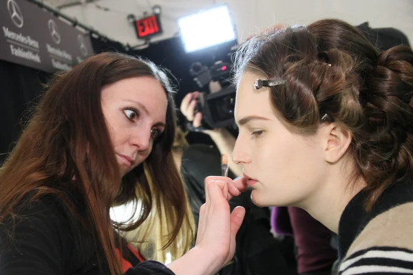 NUEVA YORK, NY - 15 DE FEBRERO: Una modelo se prepara entre bastidores en el desfile de moda J. Mendel Otoño 2012 durante la Semana de la Moda Mercedes-Benz en el Teatro Lincoln Center el 15 de febrero de 2012 en Nueva York —  Fotos de Stock