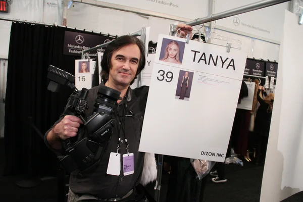 New york, ny - februar 15: fotograf anton oparin backstage bei der j. mendel fall 2012 modenschau während der mercedes-benz fashion week im theater im lincoln center — Stockfoto