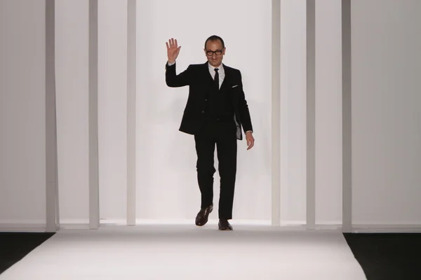 NUEVA YORK - 15 DE FEBRERO: El diseñador Gilles Mendel camina por la pasarela para la presentación de J. Mendel Otoño Invierno 2012 en el Lincoln Center durante la Semana de la Moda de Nueva York el 15 de febrero de 2012 en NY —  Fotos de Stock