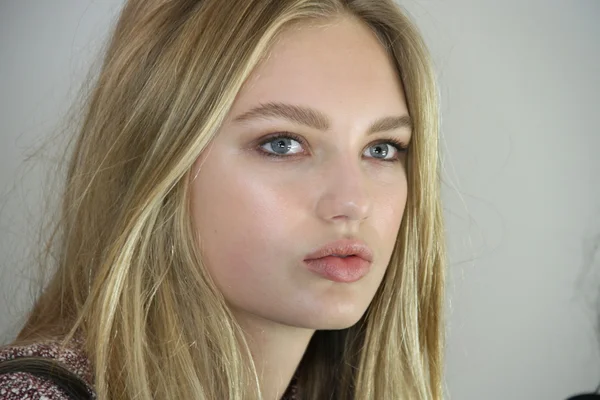 NOVA IORQUE, NY - FEVEREIRO 15: Um modelo se prepara nos bastidores do desfile de moda J. Mendel Fall 2012 durante a Mercedes-Benz Fashion Week no The Theatre no Lincoln Center em 15 de fevereiro de 2012 em NYC — Fotografia de Stock