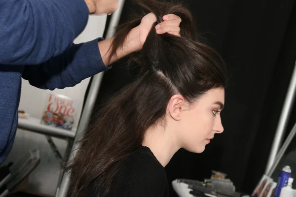 NUEVA YORK, NY - 15 DE FEBRERO: Una modelo se prepara entre bastidores en el desfile de moda J. Mendel Otoño 2012 durante la Semana de la Moda Mercedes-Benz en el Teatro Lincoln Center el 15 de febrero de 2012 en Nueva York —  Fotos de Stock