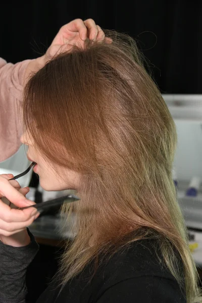 NOVA IORQUE, NY - FEVEREIRO 15: Um modelo se prepara nos bastidores do desfile de moda J. Mendel Fall 2012 durante a Mercedes-Benz Fashion Week no The Theatre no Lincoln Center em 15 de fevereiro de 2012 em NYC — Fotografia de Stock