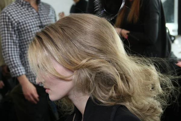 NOVA IORQUE, NY - FEVEREIRO 15: Um modelo se prepara nos bastidores do desfile de moda J. Mendel Fall 2012 durante a Mercedes-Benz Fashion Week no The Theatre no Lincoln Center em 15 de fevereiro de 2012 em NYC — Fotografia de Stock