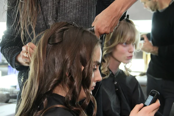 NOVA IORQUE, NY - FEVEREIRO 15: Um modelo se prepara nos bastidores do desfile de moda J. Mendel Fall 2012 durante a Mercedes-Benz Fashion Week no The Theatre no Lincoln Center em 15 de fevereiro de 2012 em NYC — Fotografia de Stock