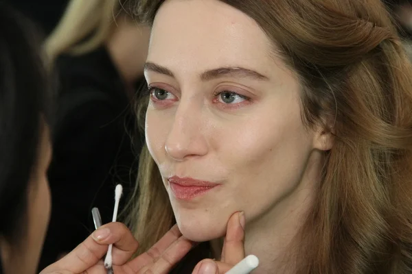 NUEVA YORK, NY - 15 DE FEBRERO: Una modelo se prepara entre bastidores en el desfile de moda J. Mendel Otoño 2012 durante la Semana de la Moda Mercedes-Benz en el Teatro Lincoln Center el 15 de febrero de 2012 en Nueva York — Foto de Stock