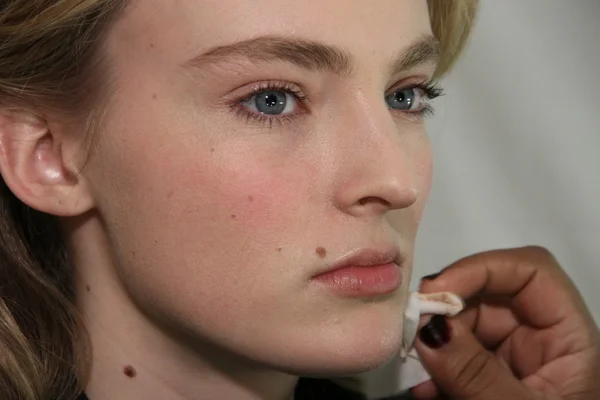 NEW YORK, NY - FEBRUARY 15: A model gets ready backstage at the J. Mendel Fall 2012 fashion show during Mercedes-Benz Fashion Week at The Theatre at Lincoln Center on February 15, 2012 in NYC — Stock Photo, Image