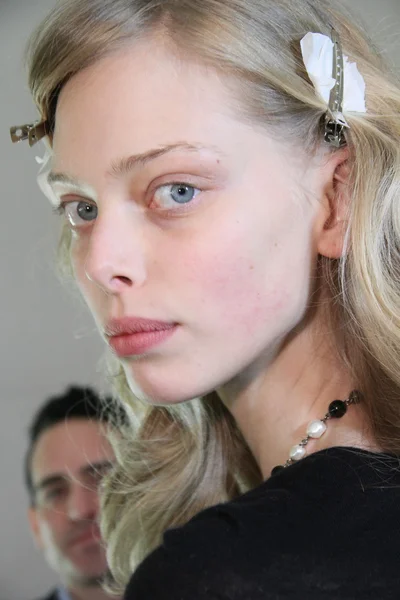 NOVA IORQUE, NY - FEVEREIRO 15: Um modelo se prepara nos bastidores do desfile de moda J. Mendel Fall 2012 durante a Mercedes-Benz Fashion Week no The Theatre no Lincoln Center em 15 de fevereiro de 2012 em NYC — Fotografia de Stock