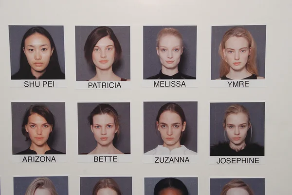 NOVA IORQUE, NY - FEVEREIRO 15: Comcards de modelos a bordo nos bastidores do desfile de moda J. Mendel Fall 2012 durante a Mercedes-Benz Fashion Week no The Theatre at Lincoln Center em 15 de fevereiro de 2012 em NYC — Fotografia de Stock