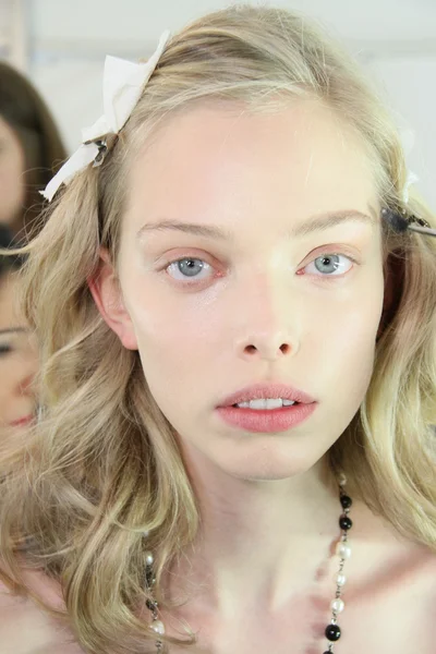 NEW YORK, NY - FEBRUARY 15: A model gets ready backstage at the J. Mendel Fall 2012 fashion show during Mercedes-Benz Fashion Week at The Theatre at Lincoln Center on February 15, 2012 in NYC — Stock Photo, Image