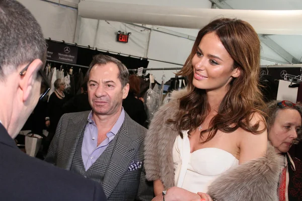 NEW YORK, NY - 15 FÉVRIER : Le designer Gilles Mendel (L) et la mannequin Nicole Trunfio posent dans les coulisses du défilé de mode J. Mendel Fall 2012 lors de la Fashion Week Mercedes-Benz le 15 février 2012 à New Yor — Photo