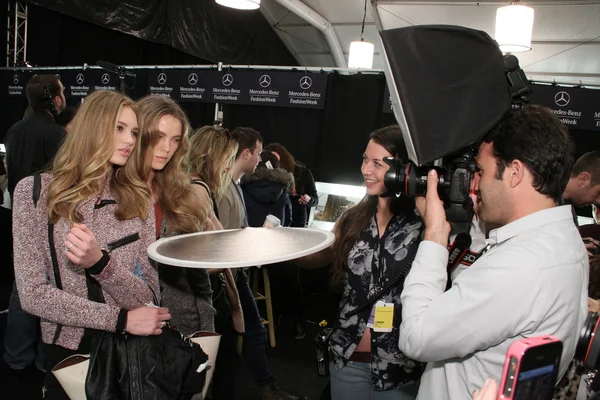 NOVA IORQUE, NY - FEVEREIRO 15: Um modelo é fotografado nos bastidores do desfile de moda J. Mendel Fall 2012 durante a Mercedes-Benz Fashion Week no The Theatre no Lincoln Center — Fotografia de Stock