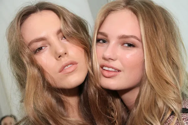 NEW YORK, NY - FEBRUARY 15: Two models poses pretty backstage at the J. Mendel Fall 2012 fashion show during Mercedes-Benz Fashion Week at The Theatre at Lincoln Center — Stock Photo, Image