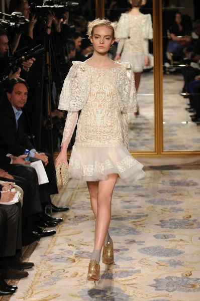 NUEVA YORK - 15 DE FEBRERO: Una modelo camina por la pasarela en la presentación de Marchesa Otoño Invierno 2012 en el hotel Plaza durante la Semana de la Moda de Nueva York el 15 de febrero de 2012 en Nueva York . — Foto de Stock