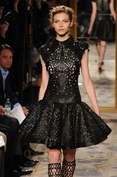 NUEVA YORK - 15 DE FEBRERO: Una modelo camina por la pasarela en la presentación de Marchesa Otoño Invierno 2012 en el hotel Plaza durante la Semana de la Moda de Nueva York el 15 de febrero de 2012 en Nueva York . —  Fotos de Stock