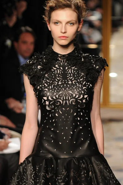 NEW YORK - FEBRUARY 15: A Model walks runway at Marchesa Fall Winter 2012 presentation at Plaza hotel during New York Fashion Week on February 15, 2012 in NYC. — Stock Photo, Image