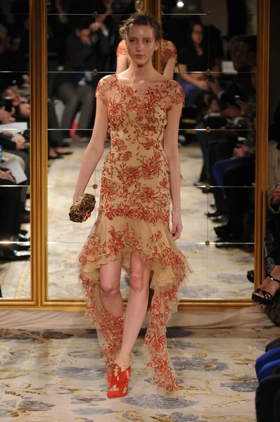 NEW YORK - FEBRUARY 15: A Model walks runway at Marchesa Fall Winter 2012 presentation at Plaza hotel during New York Fashion Week on February 15, 2012 in NYC. — Stock fotografie