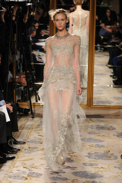 NEW YORK - FEBRUARY 15: A Model walks runway at Marchesa Fall Winter 2012 presentation at Plaza hotel during New York Fashion Week on February 15, 2012 in NYC. — Stock Photo, Image