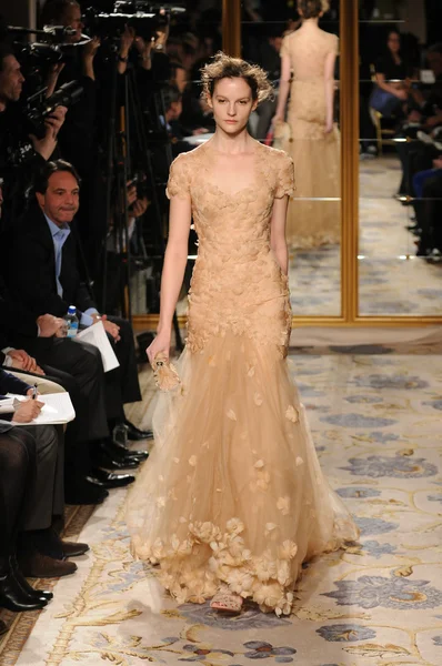 НЬЮ-ЙОРК - 15 февраля: Модель ходит по подиуму на презентации Marchesa Fall Winter 2012 в отеле Plaza во время Недели Моды в Нью-Йорке 15 февраля 2012 года в Нью-Йорке . — стоковое фото