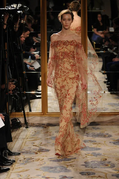 NEW YORK - FEBRUARY 15: A Model walks runway at Marchesa Fall Winter 2012 presentation at Plaza hotel during New York Fashion Week on February 15, 2012 in NYC. — Stock fotografie