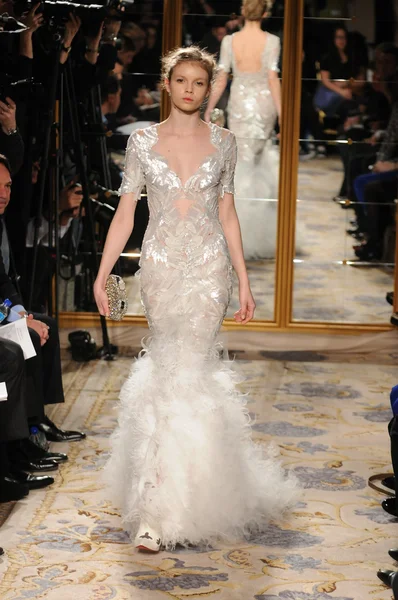 NEW YORK - FEBRUARY 15: A Model walks runway at Marchesa Fall Winter 2012 presentation at Plaza hotel during New York Fashion Week on February 15, 2012 in NYC. — Stock Photo, Image