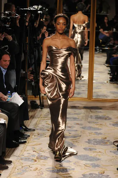 NEW YORK - FEBRUARY 15: A Model walks runway at Marchesa Fall Winter 2012 presentation at Plaza hotel during New York Fashion Week on February 15, 2012 in NYC. — Stock Photo, Image