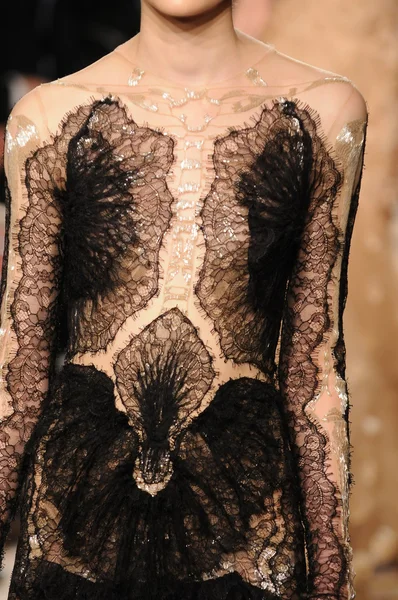 НЬЮ-ЙОРК - 15 февраля: Модель ходит по подиуму на презентации Marchesa Fall Winter 2012 в отеле Plaza во время Недели Моды в Нью-Йорке 15 февраля 2012 года в Нью-Йорке . — стоковое фото