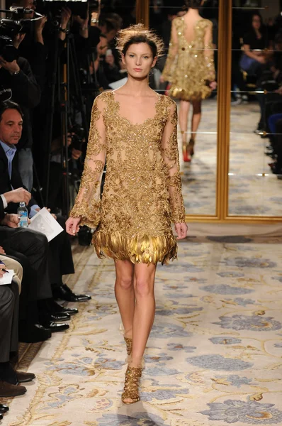 NEW YORK - FEBRUARY 15: A Model walks runway at Marchesa Fall Winter 2012 presentation at Plaza hotel during New York Fashion Week on February 15, 2012 in NYC. — Φωτογραφία Αρχείου