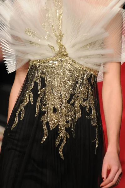 New york - 15 Şubat: manken marchesa sonbahar kış 2012 tanıtım pist plaza Otel'de 15 Şubat 2012 NYC new york moda haftasında yürür.