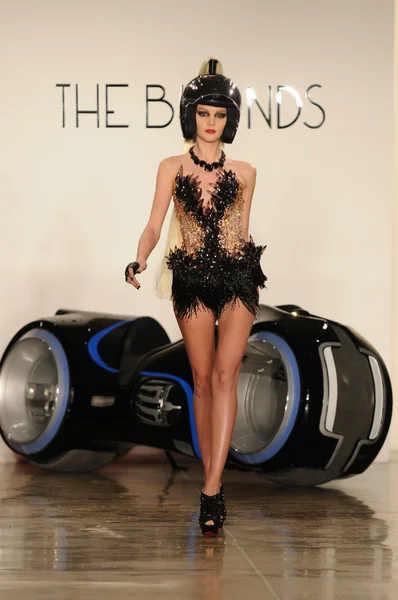 ニューヨーク - 2 月 15 日: モデルは 2012 年 2 月 15 日 nyc でのニューヨーク ・ ファッション ・ ウィーク中ミルク スタジオでブロンド秋冬 2012年プレゼンテーションで滑走路を歩く. — Stockfoto