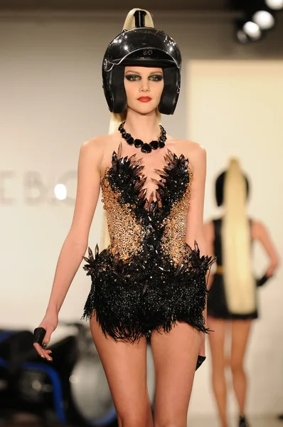 NEW YORK - FEBRUARY 15: A Model walks runway at The Blonds Fall Winter 2012 presentation at Milk Studios during New York Fashion Week on February 15, 2012 in NYC. — Stock Photo, Image