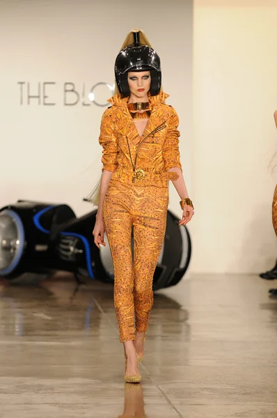 NEW YORK - FEBRUARY 15: A Model walks runway at The Blonds Fall Winter 2012 presentation at Milk Studios during New York Fashion Week on February 15, 2012 in NYC. — Stock Photo, Image