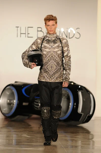 NUEVA YORK - 15 DE FEBRERO: Una modelo camina por la pasarela en la presentación de The Blonds Fall Winter 2012 en Milk Studios durante la Semana de la Moda de Nueva York el 15 de febrero de 2012 en Nueva York . — Foto de Stock