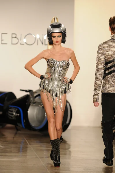 NEW YORK - FEBRUARY 15: A Model walks runway at The Blonds Fall Winter 2012 presentation at Milk Studios during New York Fashion Week on February 15, 2012 in NYC. — Stock Photo, Image