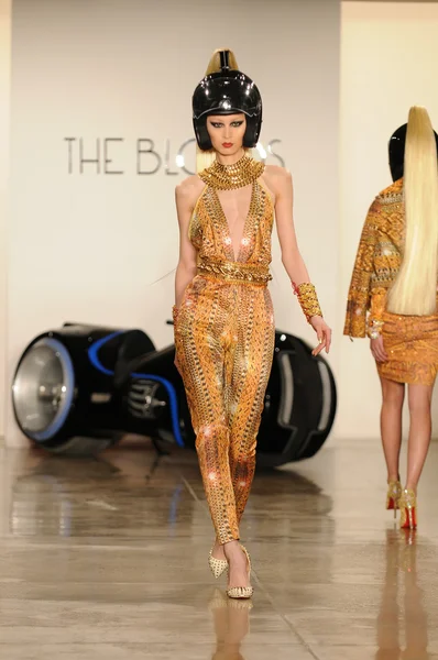 NEW YORK - FEBRUARY 15: A Model walks runway at The Blonds Fall Winter 2012 presentation at Milk Studios during New York Fashion Week on February 15, 2012 in NYC. — Stock Photo, Image