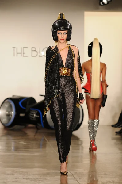 ニューヨーク - 2 月 15 日: モデルは 2012 年 2 月 15 日 nyc でのニューヨーク ・ ファッション ・ ウィーク中ミルク スタジオでブロンド秋冬 2012年プレゼンテーションで滑走路を歩く. — Stockfoto