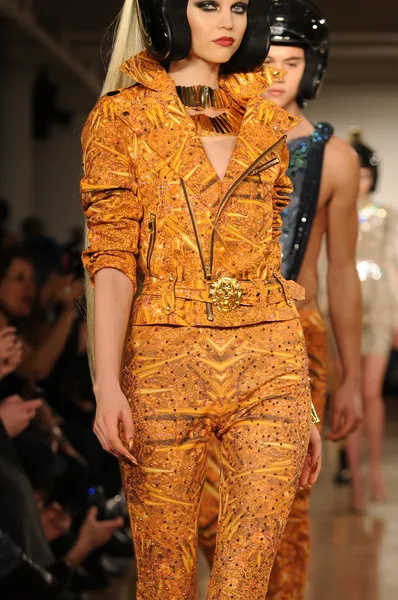 NEW YORK - FEBRUARY 15: A Model walks runway at The Blonds Fall Winter 2012 presentation at Milk Studios during New York Fashion Week on February 15, 2012 in NYC. — Stock Photo, Image