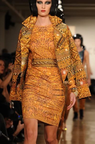 NEW YORK - FEBRUARY 15: A Model walks runway at The Blonds Fall Winter 2012 presentation at Milk Studios during New York Fashion Week on February 15, 2012 in NYC. — Stock Photo, Image