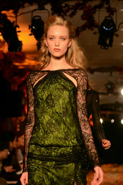 15 februarie: Un model merge pe pistă la prezentarea Douglas Hannant Fall Winter 2012 la Lincoln Center în timpul New York Fashion Week din 15 februarie 2012 la New York — Fotografie, imagine de stoc
