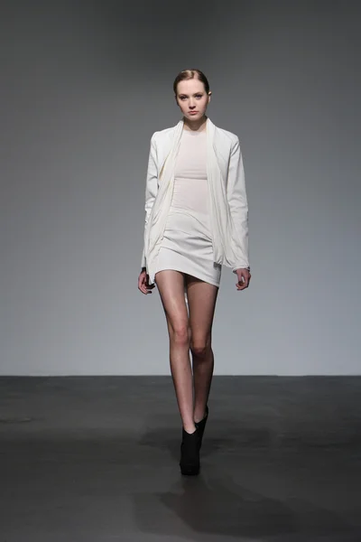 New york - 16 Şubat: model 16 Şubat 2012 NYC new york moda haftasında audi forumda mike vensel sonbahar kış 2012 tanıtım pist yürür. — Stok fotoğraf