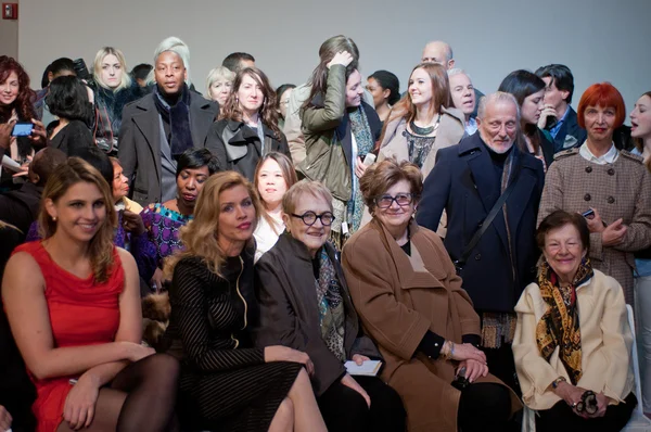 NEW YORK, NY - FEBRUARY 16: Front row guests at the Stephen Burrows fall 2012 fashion show during Mercedes-Benz Fashion Week at the Audi Forum on February 16, 2012 in NY — Stock Photo, Image