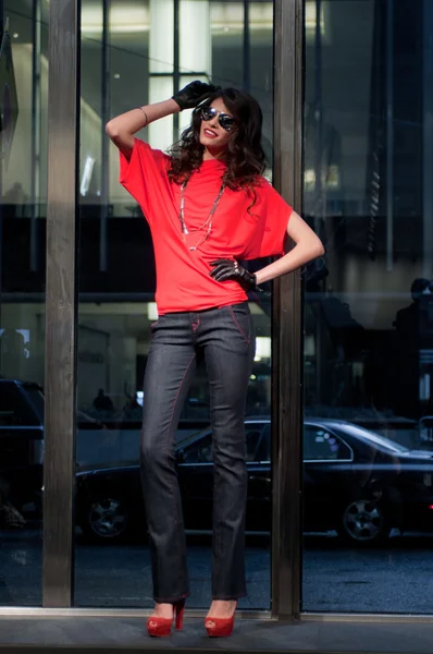 NUEVA YORK, NY - 16 DE FEBRERO: Una modelo camina por la pasarela en el desfile de moda Stephen Burrows Otoño 2012 durante la Semana de la Moda Mercedes-Benz en el Foro Audi el 16 de febrero —  Fotos de Stock