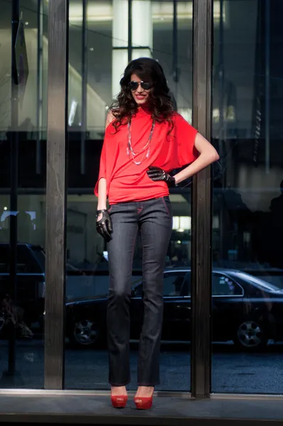 NUEVA YORK, NY - 16 DE FEBRERO: Una modelo camina por la pasarela en el desfile de moda Stephen Burrows Otoño 2012 durante la Semana de la Moda Mercedes-Benz en el Foro Audi el 16 de febrero —  Fotos de Stock