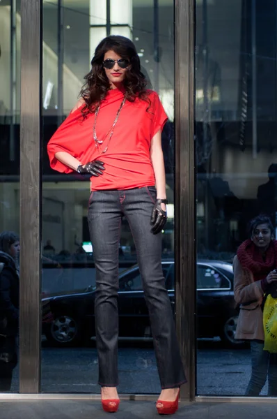 New york, ny - 16 februari: en modell går banan vid stephen burrows falla 2012 modevisning under mercedes-benz fashion week på audi forum den 16 februari — Stockfoto
