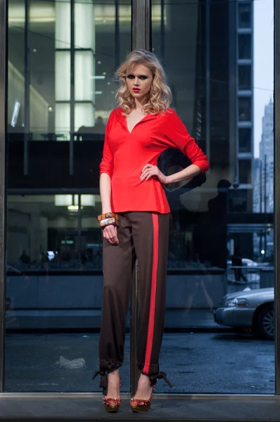 NOVA IORQUE, NY - FEVEREIRO 16: Um modelo caminha na pista do desfile de moda Stephen Burrows Fall 2012 durante a Mercedes-Benz Fashion Week no Audi Forum em 16 de fevereiro — Fotografia de Stock