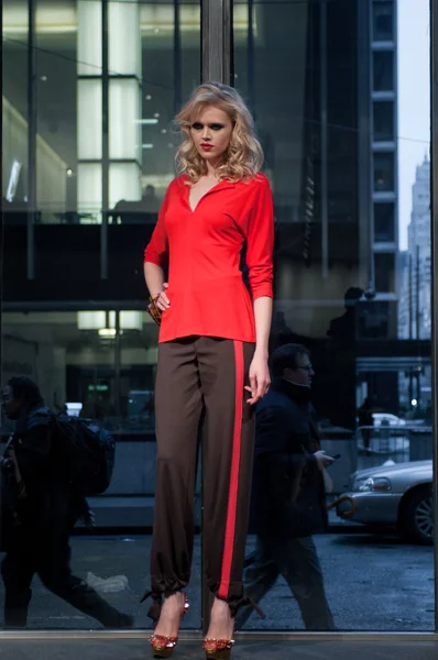 НЬЮ-ЙОРК, Нью-Йорк - 16 февраля: Модель ходит по подиуму на показе мод Stephen Burrows Fall 2012 во время Недели моды Mercedes-Benz на Audi Forum 16 февраля — стоковое фото