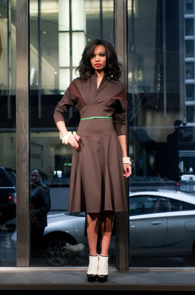 NOVA IORQUE, NY - FEVEREIRO 16: Um modelo caminha na pista do desfile de moda Stephen Burrows Fall 2012 durante a Mercedes-Benz Fashion Week no Audi Forum em 16 de fevereiro — Fotografia de Stock