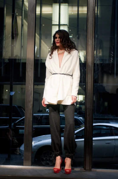 NOVA IORQUE, NY - FEVEREIRO 16: Um modelo caminha na pista do desfile de moda Stephen Burrows Fall 2012 durante a Mercedes-Benz Fashion Week no Audi Forum em 16 de fevereiro — Fotografia de Stock