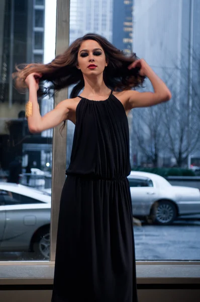 NUEVA YORK, NY - 16 DE FEBRERO: Una modelo camina por la pasarela en el desfile de moda Stephen Burrows Otoño 2012 durante la Semana de la Moda Mercedes-Benz en el Foro Audi el 16 de febrero — Foto de Stock