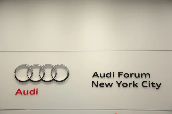 New york - 16 Şubat: audi formu interier stephen de 16 Şubat 2012 NYC new york moda haftasında audi furum sonbahar kış 2012 tanıtım burrows. — Stok fotoğraf