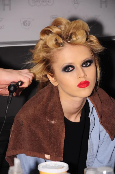 NEW YORK - FEBRUARY 16: A Model gets ready backstage at Stephen Burrows Fall Winter 2012 presentation at Audi Furum during New York Fashion Week on February 16, 2012 in New York — Stock Photo, Image